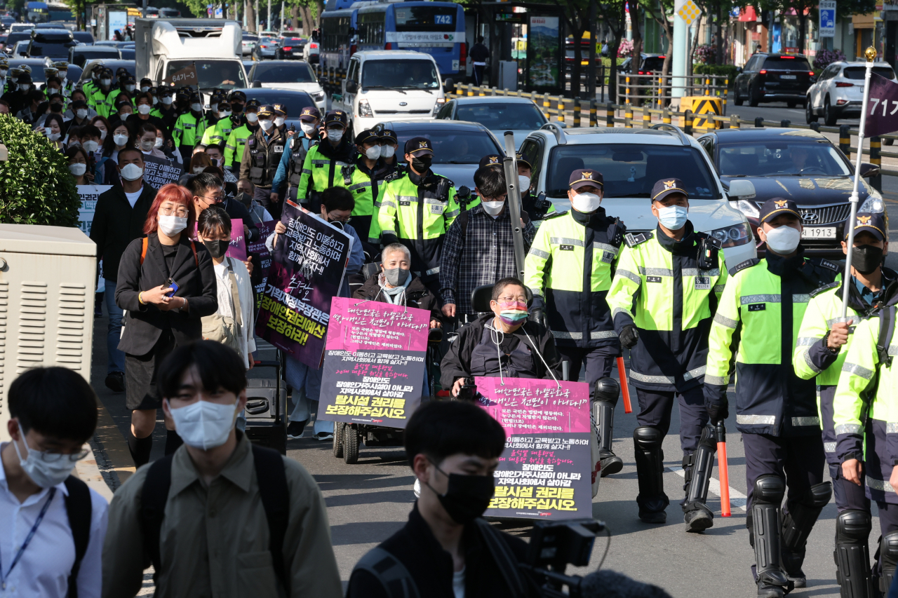 전국장애인차별철폐연대(전장연) 소속 장애인들이 16일 오전 장애인 권리 예산 보장을 요구하며 서울 신용산역에서 삼각지역 방향으로 행진하고 있다. [연합]
