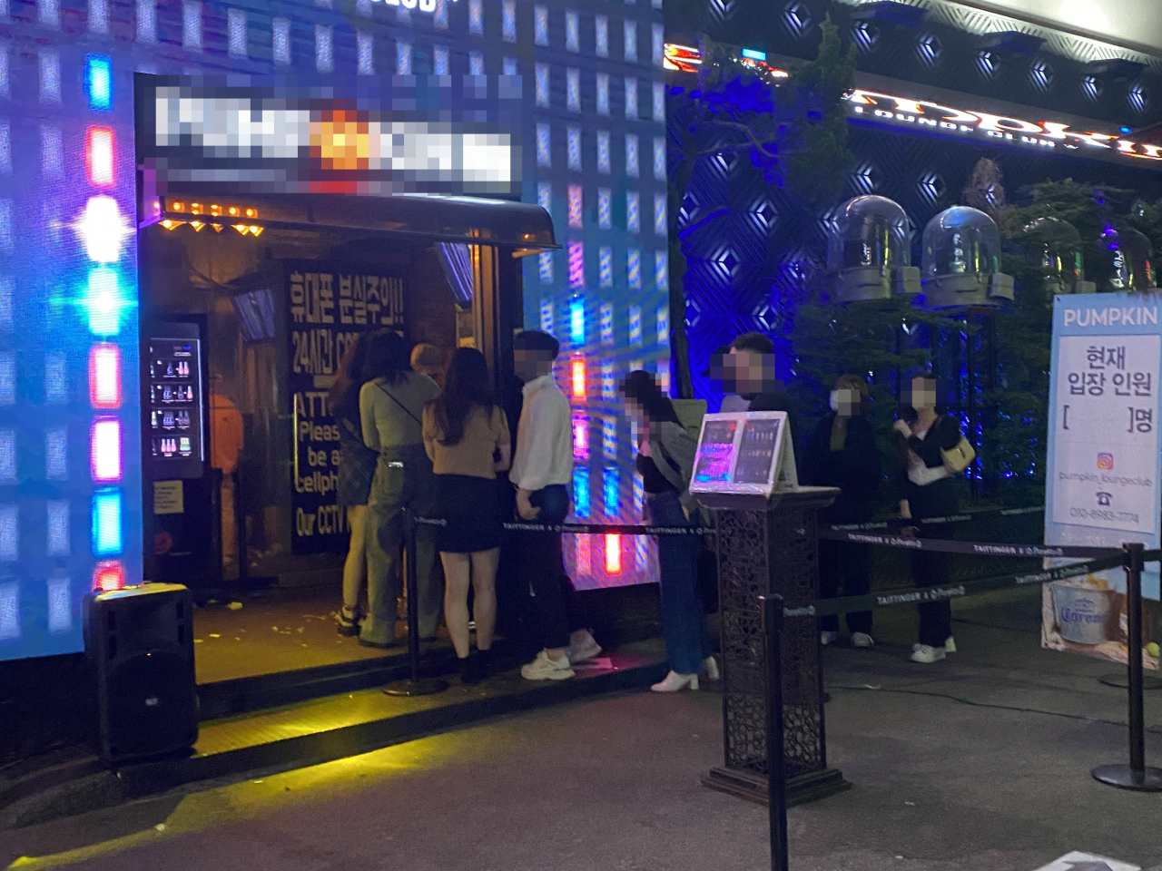 지난 15일 오후 10시께 서울 용산구 이태원의 한 클럽에서 사람들이 줄을 서 있다. 신주희 기자/joohee@heraldcorp.com