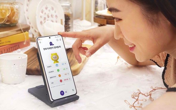 SK텔레콤 A.(에이닷)을 이용하는 모델의 모습. [SK텔레콤 제공]