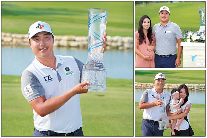 이경훈이 미국프로골프(PGA) 투어 AT&T 바이런 넬슨서 2연패에 성공한 후 우승컵을 들고 활짝 웃고 있다(왼쪽 사진부터 시계방향).2021년 우승 때는 아내와 뱃속 아기와, 올해는 아내와 딸 윤아와 우승컵을 들어올린 이경훈. [게티이미지]