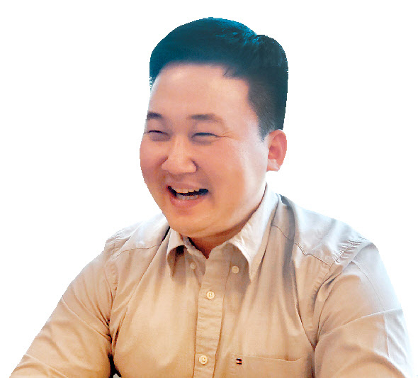 예창완 카사 대표가 지난 9일 서울 강남구에 위치한 오피스에서 “카사의 싱가포르 법인에서 올 하반기 1호 상품이 상장될 것”이라 밝히며 웃고 있다. [카사 제공]