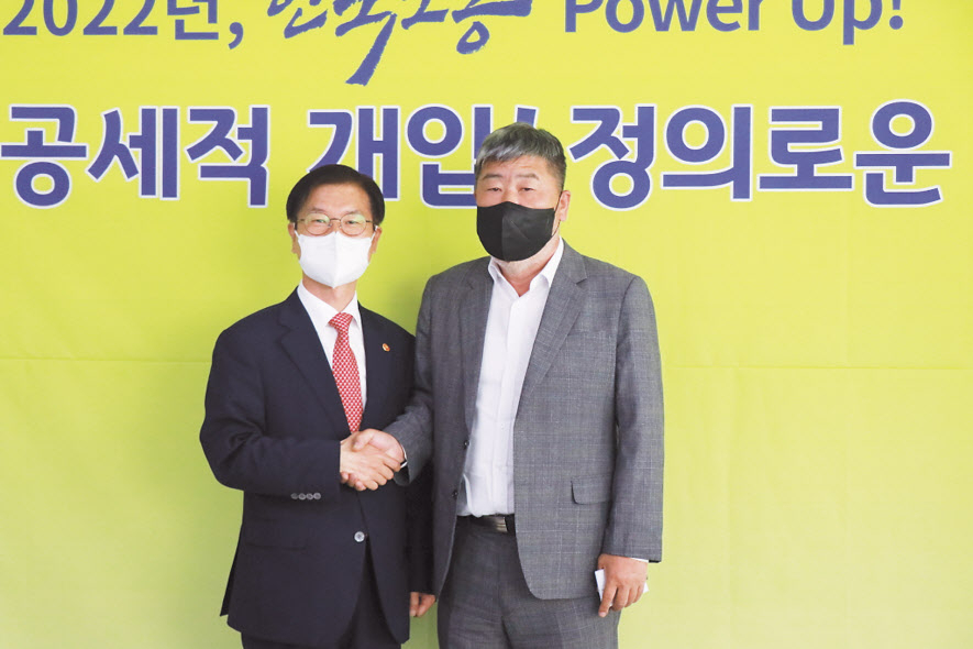 이정식(왼쪽) 고용노동부 장관이 16일 서울 여의도 한국노총을 찾아 김동명 한국노총 위원장과 면담에 앞서 기념사진을 촬영하고 있다.[한국노총 제공]