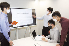 한화건설 외주상생혁신팀 직원들이 공정거래 협약서를 살펴보고 있다. [한화건설]