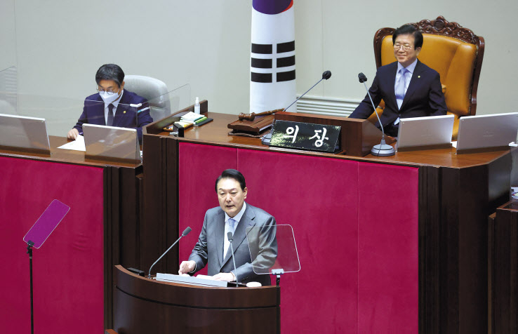윤석열 대통령이 16일 서울 여의도 국회에서 열린 본회의에서 코로나19 손실보상을 위한 추가경정예산(추경)안에 대한 시정연설을 하고 있다. 윤 대통령이 국회를 찾은 것은 취임식 이후 6일 만이다. 윤 대통령은 국회를 향해 ‘초당적 협력’ 필요성을 여러 차례 강조했다. [연합]