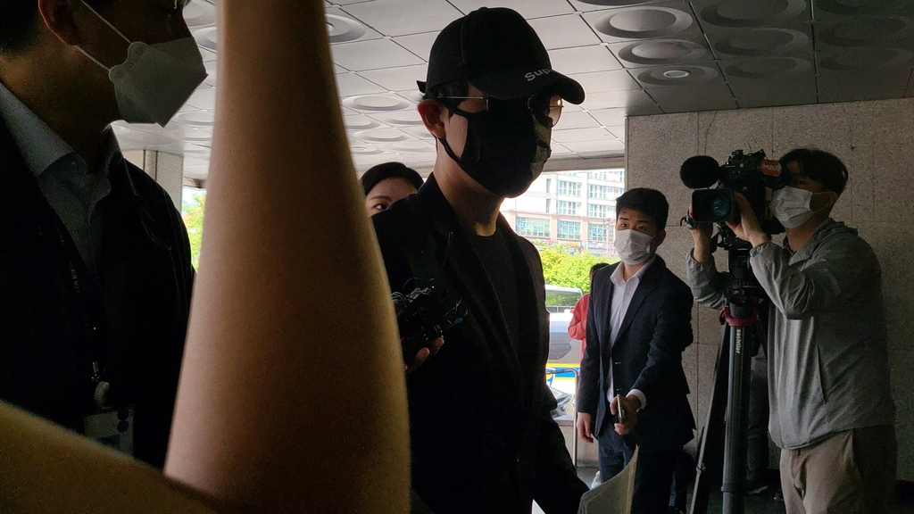 16일 오전 서울 성동경찰서로 인터넷방송 BJ A씨가 경찰 조사를 받기 위해 출석하고 있다. 이달 12일 한국산 가상화폐 루나의 발행업체 테라폼랩스의 권도형 대표 자택에 찾아깄던 A씨는 주거침입 혐의로 이날 조사를 받고 있다.[연합]