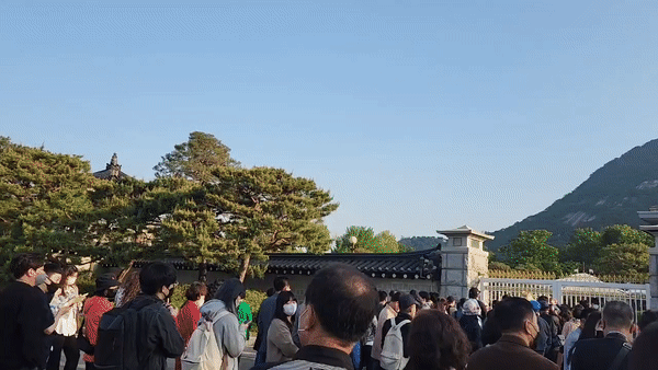 청와대 밖에서 대기하고 있는 사람들의 모습. [이원율 기자]