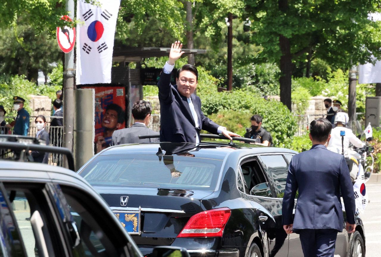 윤석열 대통령이 지난 10일 서울 여의도 국회에서 열린 제20대 대통령 취임식을 마친 뒤 용산 집무실로 향하며 차에서 시민들에게 인사하고 있다. [연합]