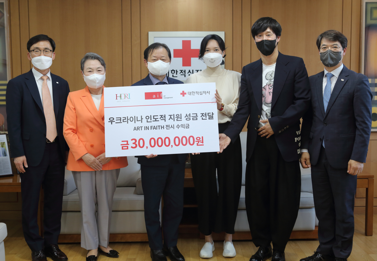 이상천 대한적십자사 사무총장, 장예순 대한적십자사 부회장, 신희영 대한적십자사 회장, 김나리 호리아트스페이스 대표, 김윤섭 아이프 아트매니지먼트 대표, 이재승 대한적십자사 모금전략본부장(왼쪽부터) [호리아트스페이스 제공]