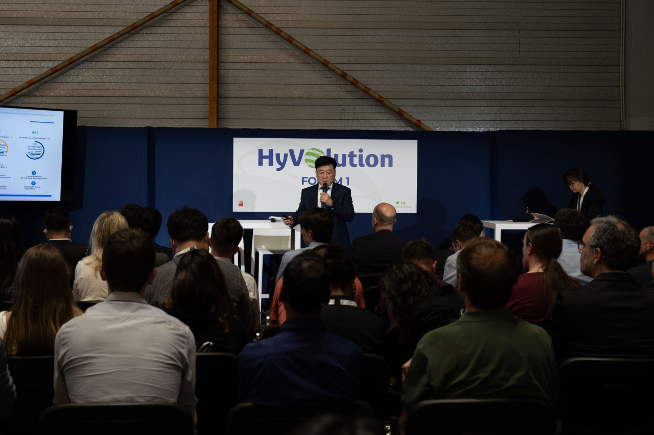 정만기 한구자동차산업협회 회장이 '프랑스 수소산업전 2022'(HyVolution 2022) 포럼에서 기조 연설을 하고 있다. [KAMA 제공]