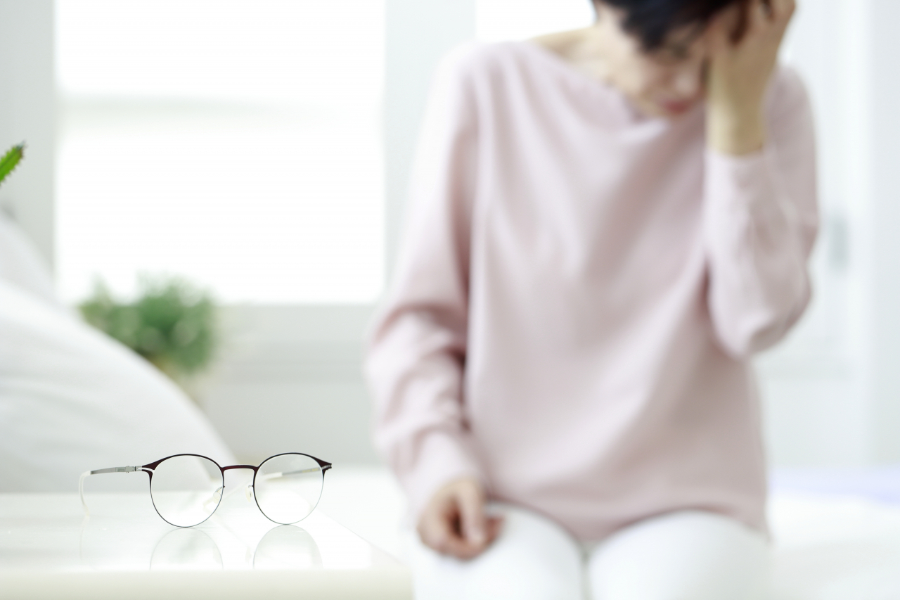 어지럼증과 함께 팔 다리의 감각 이상, 발음 이상 등 언어장애, 시야장애, 눈꺼풀 처짐, 안면마비 등의 증상이 동반된다면 즉시 병원을 찾아야 한다.