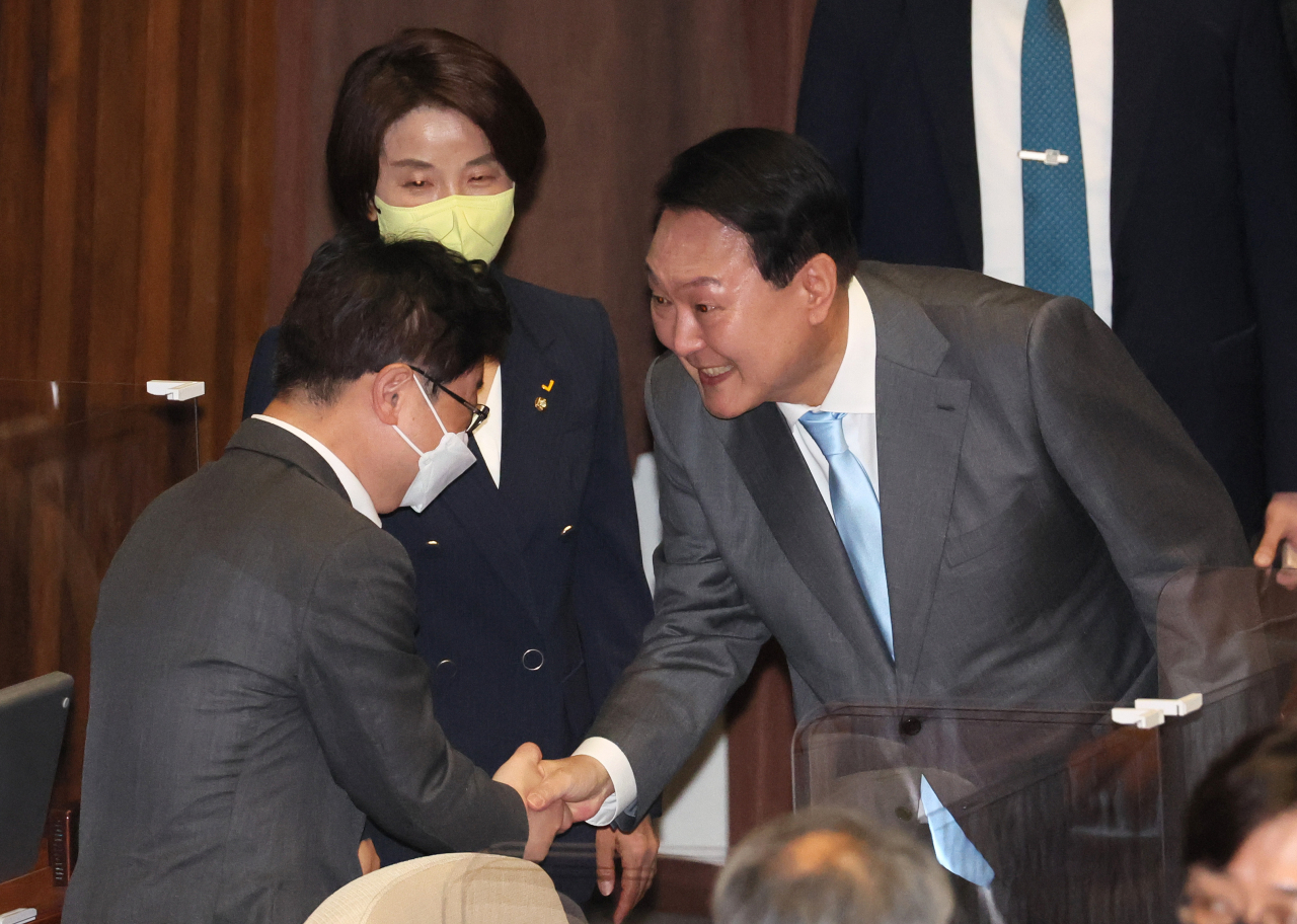 윤석열 대통령이 16일 오전 국회 본회의장에서 취임 후 첫 시정 연설을 마친 뒤 더불어민주당 박범계 의원과 악수하고 있다. [연합]
