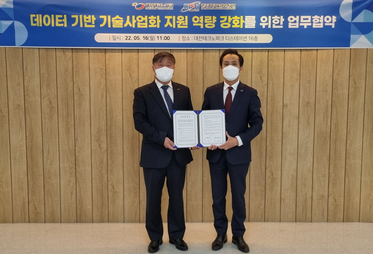 김재수(오른쪽) KISTI 원장과 임헌문 대전테크노파크 원장이 데이터 기반 기술사업화 지원 역량 강화를 위한 업무협약을 체결하고 있다.[KISTI 제공]