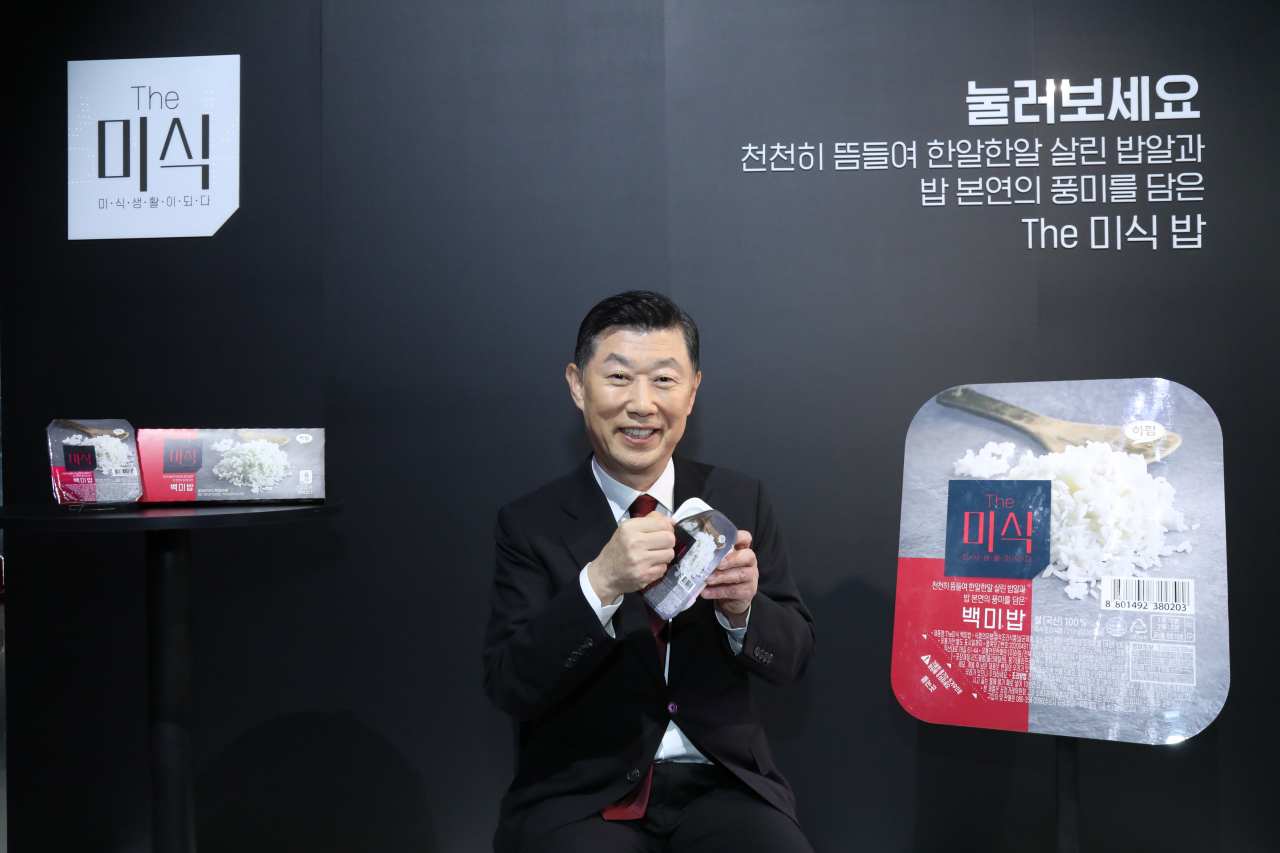16일 서울 강남구 SJ쿤스트할레에서 열린 하림 더미식밥 론칭 기자간담회에서 밥 소믈리에로 나선 김홍국 하림그룹 회장이 11종의 더미식밥 신제품을 선보이고 있다. [하림 제공]
