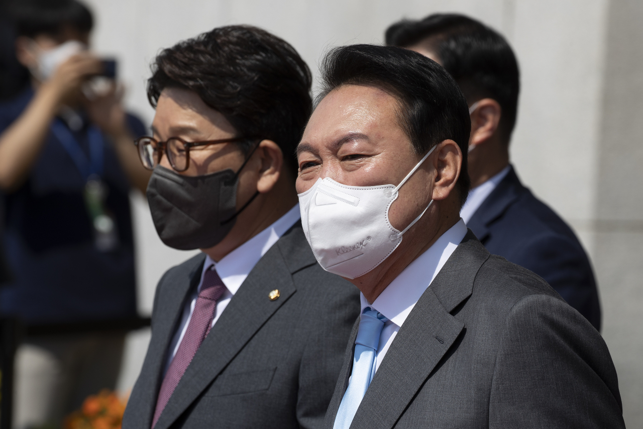 추경안 시정연설을 마친 윤석열 대통령이 16일 오전 국민의힘 권성동 원내대표의 배웅을 받으며 국회를 나서고 있다. [이상섭 기자]