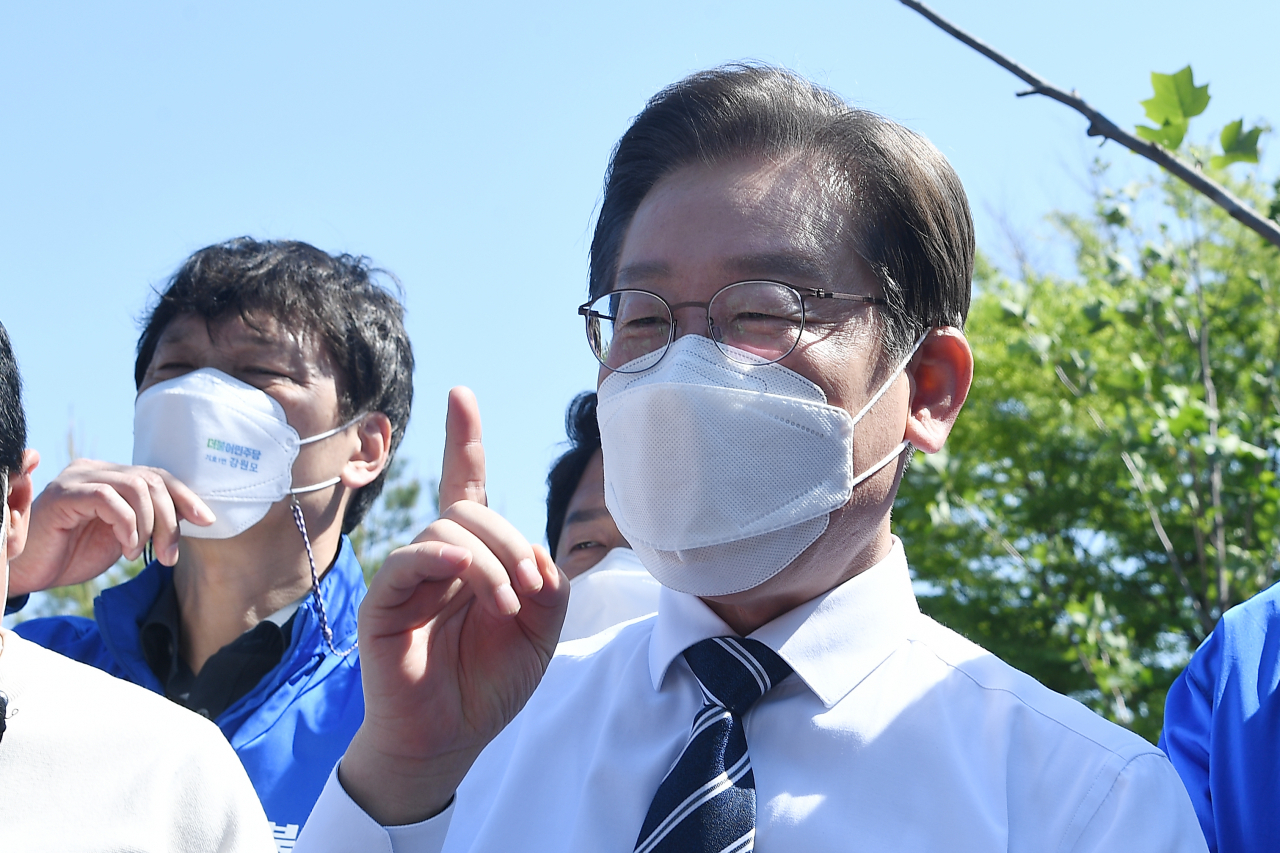 인천 계양을 국회의원 보궐선거에 출마한 더불어민주당 이재명 총괄선거대책위원장이 지난 15일 인천시 남동구 인천대공원을 찾아 시민들에게 인사말을 하고 있다. [연합]