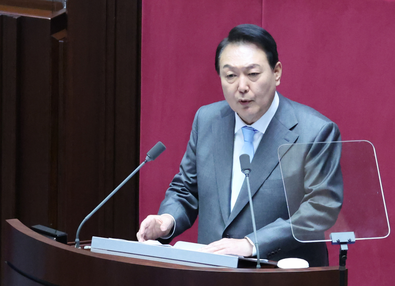 윤석열 대통령이 16일 오전 서울 여의도 국회 본회의장에서 코로나19로 인해 피해를 본 소상공인·자영업자의 보상을 위한 추가경정예산안의 신속한 처리를 요청하는 시정연설을 하고 있다. [이상섭 기자]
