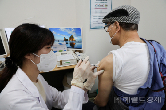 60세 이상 사전예약자에 대한 코로나19 4차 예방접종이 시작된 25일 서울 강서구 부민병원에서 한 시민이 백신을 접종하고 있다. [사진공동취재단]