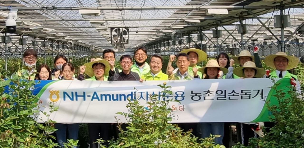 NH-Amundi자산운용 임직원들이 고양시 장미농가 일손돕기에 참여했다. 사진 왼쪽 좌측부 3번째 김승호 NH-Amundi자산운용 부사장, 좌측 5번째 강효희 원당농협 조합장, 좌측 6번째 오영석 고양시지부장. [NH-Amundi자산운용 제공]