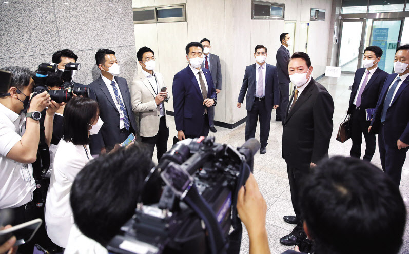 윤석열 대통령이 17일 오전 서울 용산 대통령실 청사로 출근하며 기자들과 질의응답을 하고 있다. 윤 대통령은 한동훈 법무부장관 후보자의 이날 임명 가능성을 묻는 기자들의 질문에 “출근해서 검토해보도록 하겠다”고 답했다. [연합]
