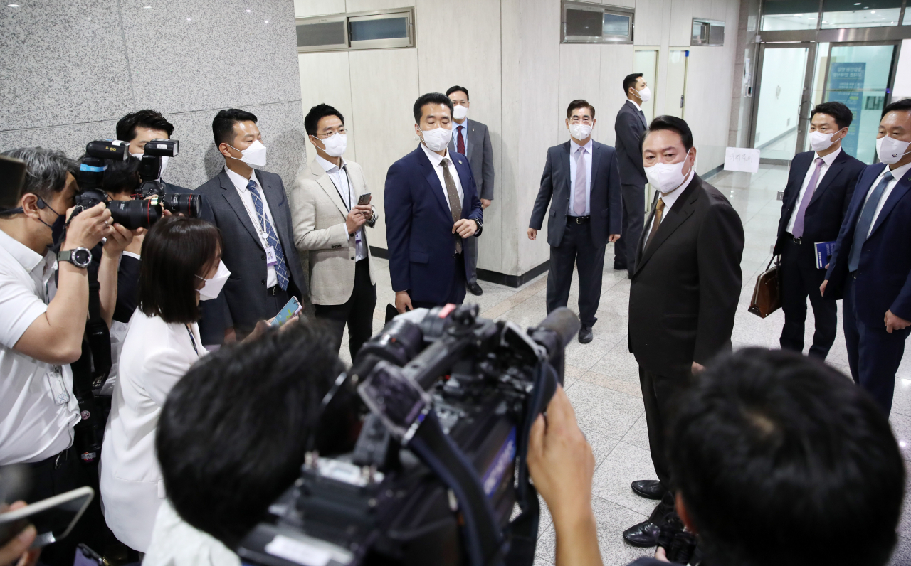 윤석열 대통령이 17일 오전 서울 용산 대통령실 청사로 출근하며 기자들과 질의응답을 하고 있다. [연합]