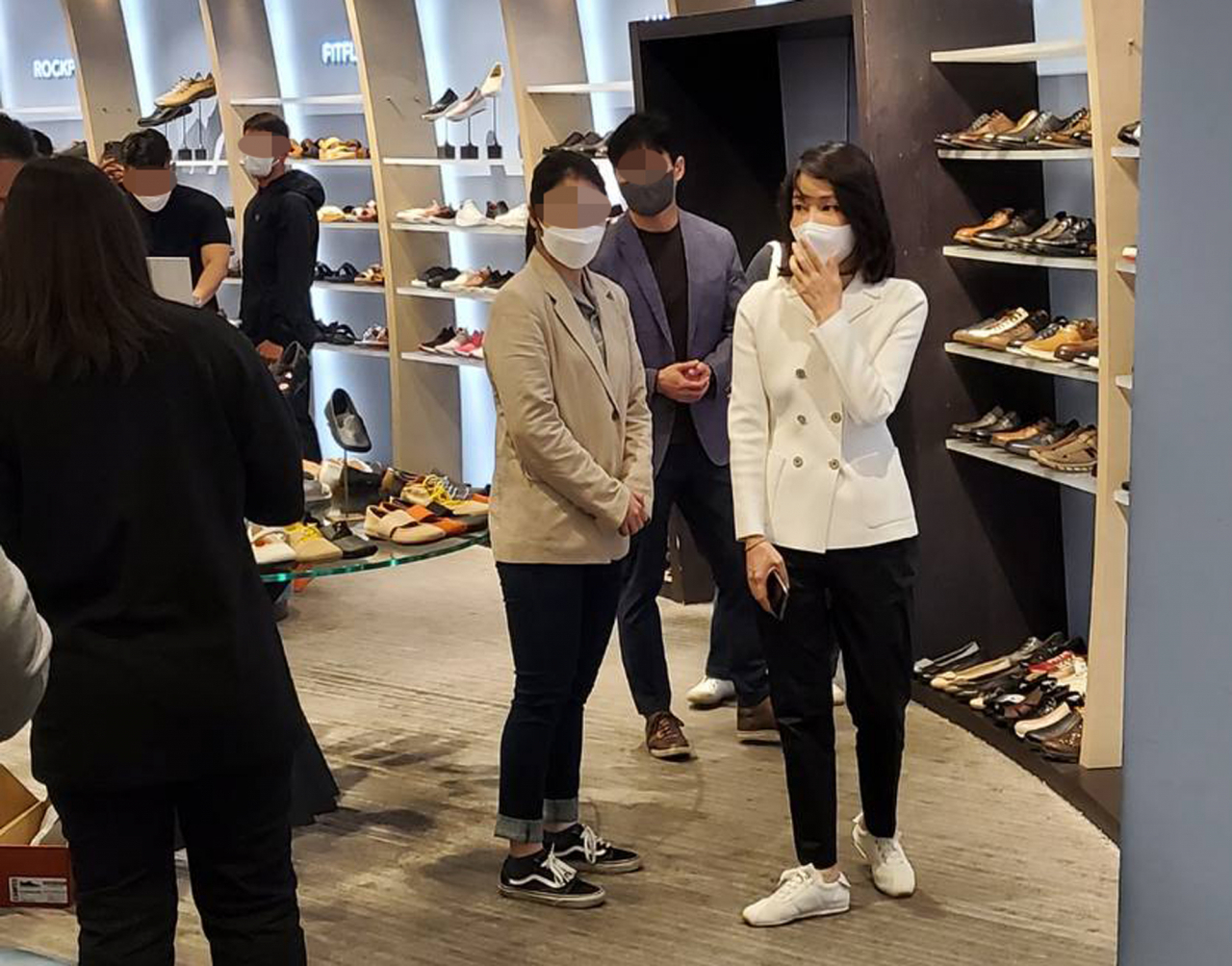 김건희 여사가 14일 서울 서초구 반포 한 백화점에서 윤석열 대통령의 신발 구매에 함께 하고 있다. 윤 대통령은 취임 후 첫 주말인 이날 서울 종로구 광장시장을 방문한 뒤 자택 인근 백화점을 찾아 구두 한켤레를 구매했다 . [연합]