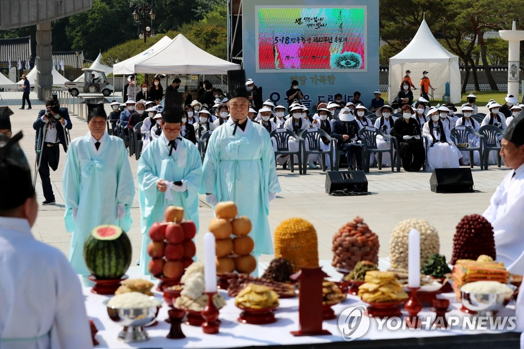 17일 오전 광주 5.18민주묘지에서 추모제례가 진행되고 있다.[연합]