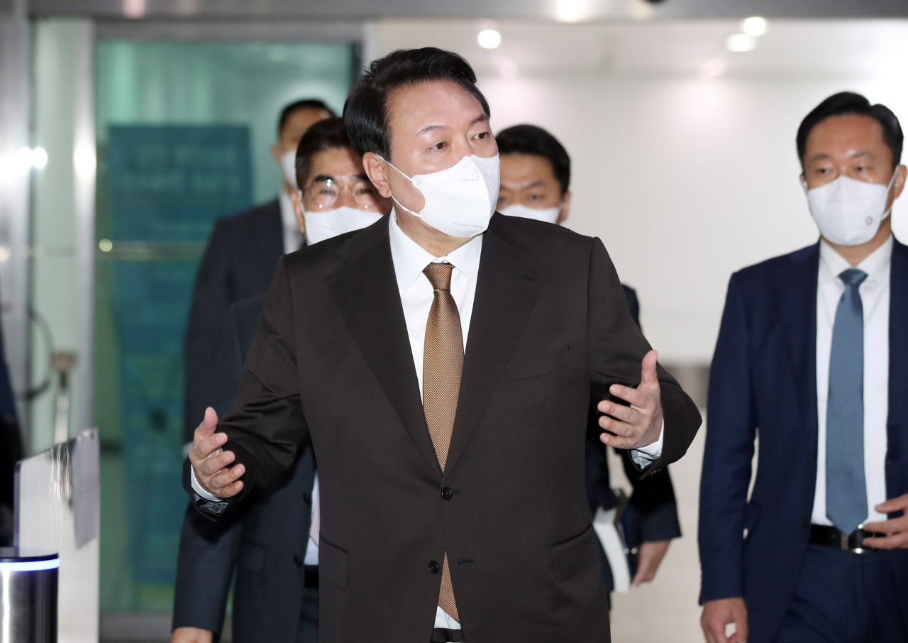 윤석열 대통령이 17일 오전 서울 용산 대통령실 청사로 출근하며 기자들과 질의응답을 하고 있다. [연합]