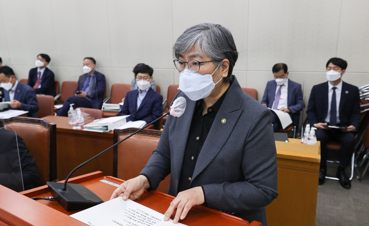 정은경 질병관리청장이 17일 국회에서 열린 보건복지위원회 전체회의에서 2022년도 제2회 추가경정예산안 관련 정부 측 제안설명을 하고 있다. [연합]