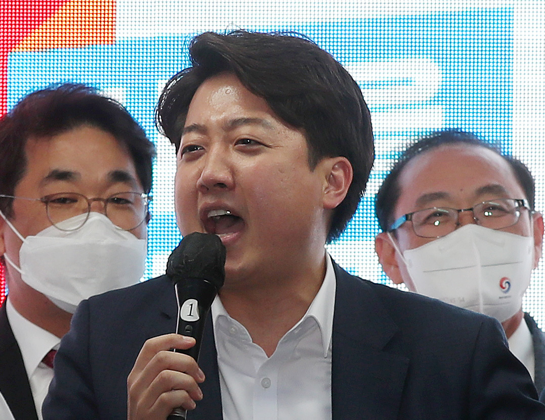 국민의힘 이준석 대표가 16일 오후 인천시 계양구 계산역 입구에서 6·1 지방선거와 계양을 보궐선거에 출마한 국민의힘 후보들을 지지해달라고 호소하고 있다. [연합]