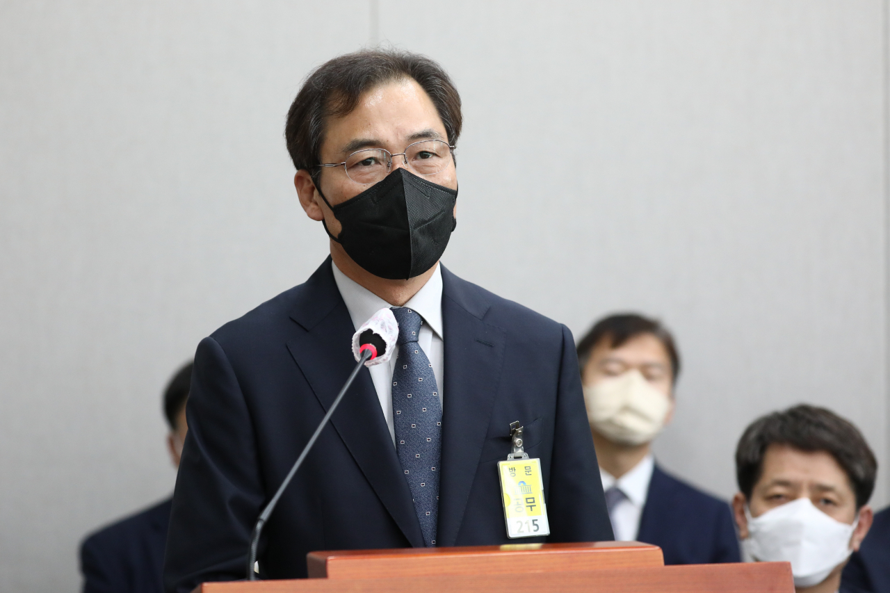 윤재순 대통령실 총무비서관이 17일 오후 국회에서 열린 운영위원회 전체회의에 출석해 성비위 논란에 대해 사과하고 있다. 연합뉴스