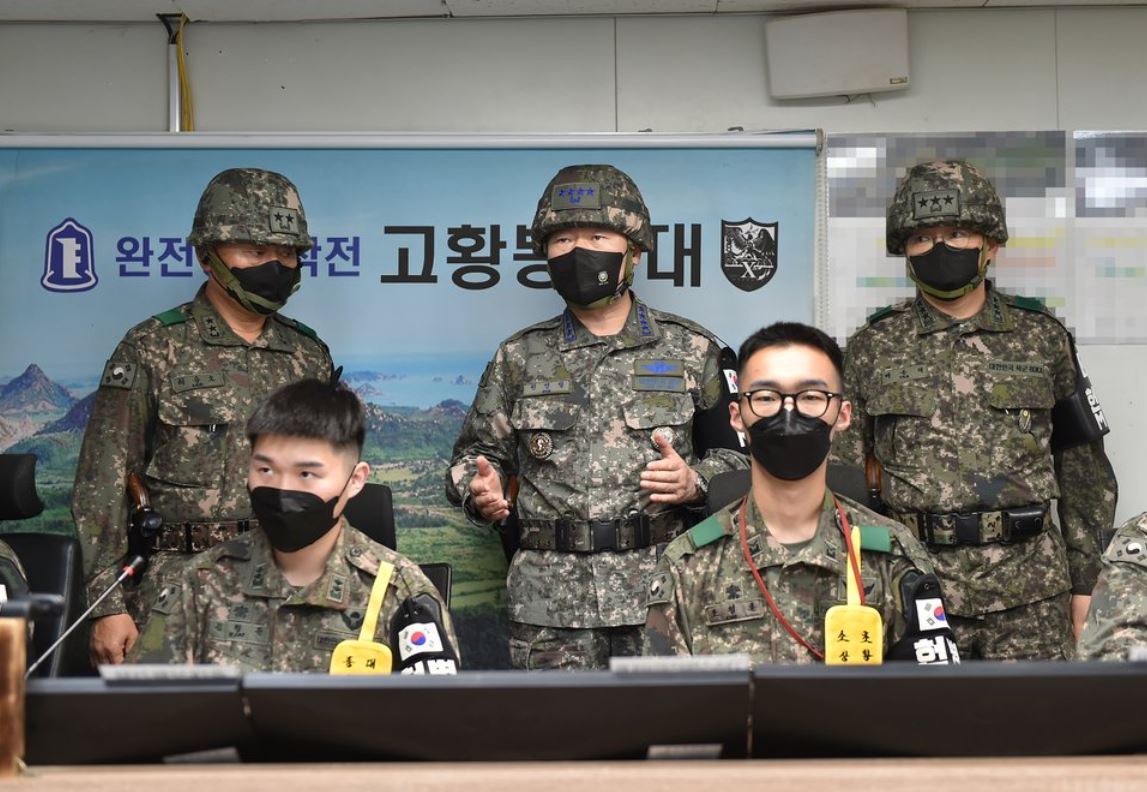 Joint Chiefs of Staff Chairman Gen. Won In-choul (2nd row, center) inspects a front-line unit of the Army's 22nd Division in charge of the eastern border area to check its readiness, in Gangwon Province, northeast of Seoul, on May 17, 2022, in this photo provided by the JCS. (Yonhap)