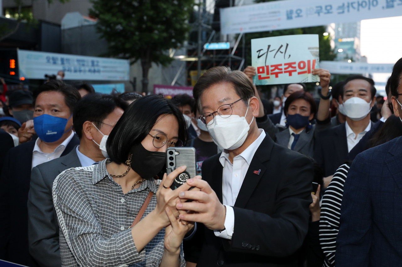 더불어민주당 이재명 총괄선대위원장이 17일 오후 광주 동구 금남로에서 열린 5·18 민주화운동 42주년 전야제를 찾아 지지자들의 기념사진 촬영 요구에 응하고 있다. 연합뉴스