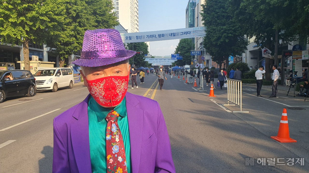 광주시민 이재벽 씨가 민주화운동으로 숨진 희생자를 기리며 전야제 행사에 참석했다. 서인주 기자