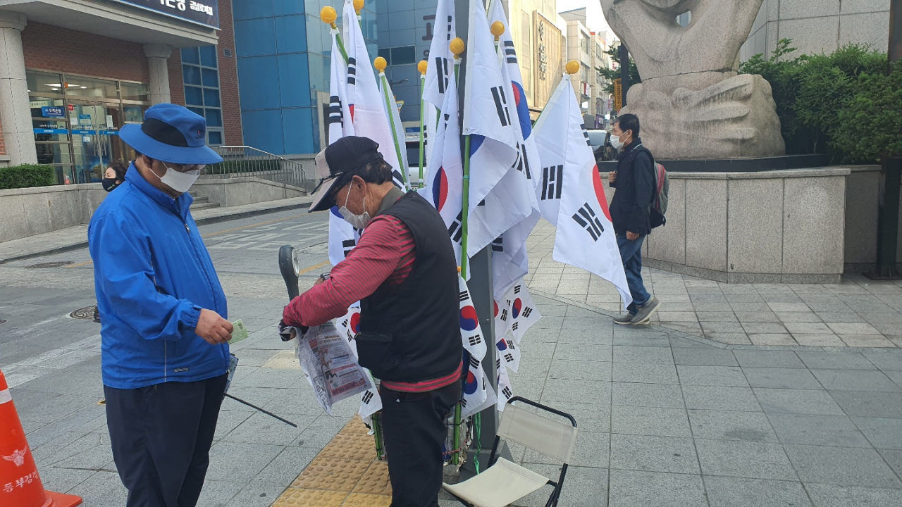 취재도중 60대로 보이는 한 손님이 5000원을 내밀며 작은 태극기 하나를 사갔다. 서인주 기자