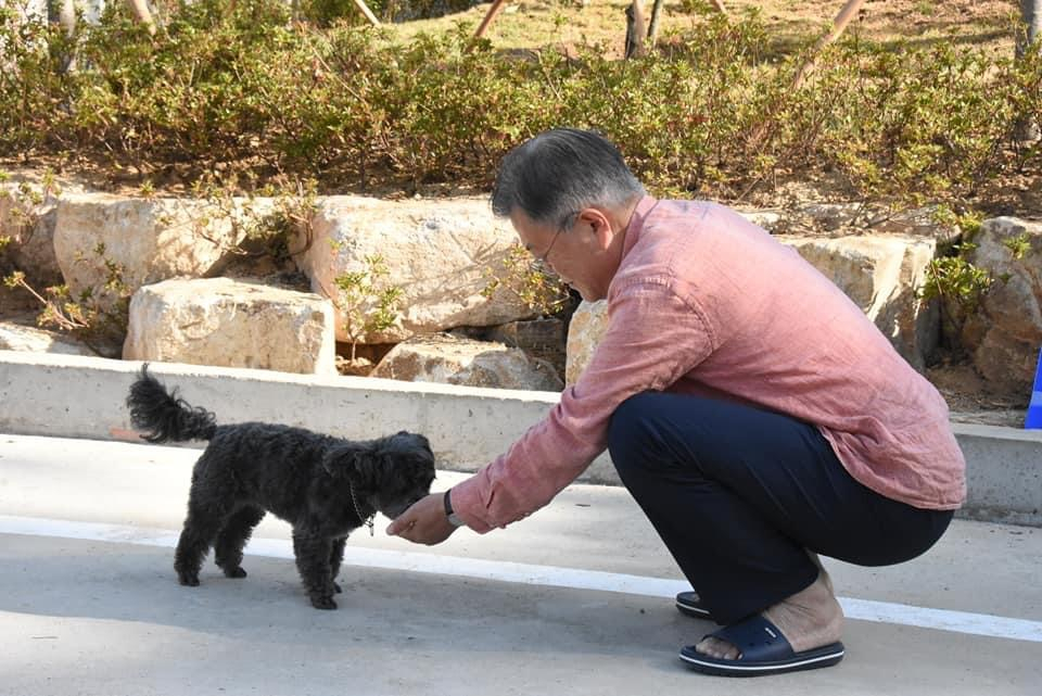 “슬리퍼 신고 쪼그려 독서”…자연인 文 일상 공개