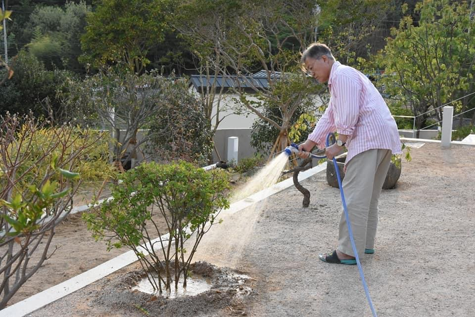 “슬리퍼 신고 쪼그려 독서”…자연인 文 일상 공개