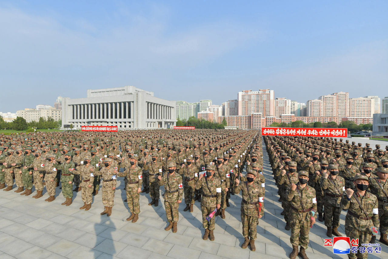 북한의 조선중앙통신이 배포한 사진. 코로나19 방역 차원에서 북한 주민에게 긴급 의약품을 배급하기 위해 16일 평양에 모인 군인들 모습이다. [EPA]