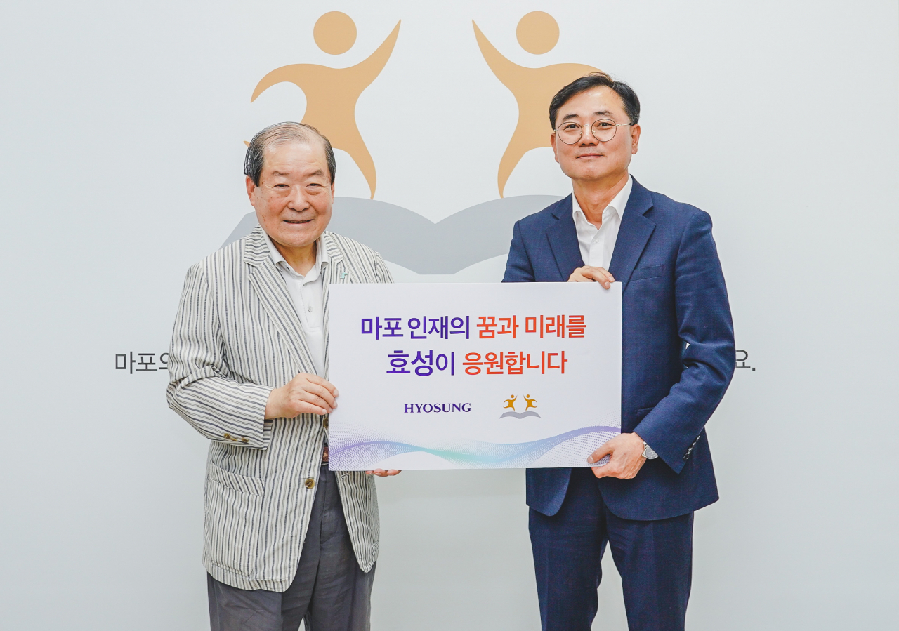 박홍섭(왼쪽) 마포인재육성장학재단 이사장과 최형식 효성 커뮤니케이션실 상무가 후원금 전달 후 기념사진을 찍고 있따. [효성 제공]