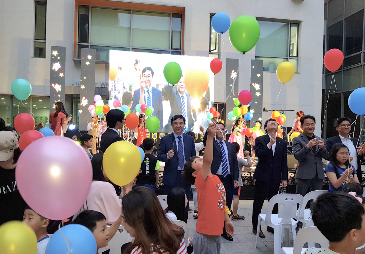 2019년 도봉깨비 행사에서 주민과 함께한 이동진 도봉구청장. [도봉구 제공]