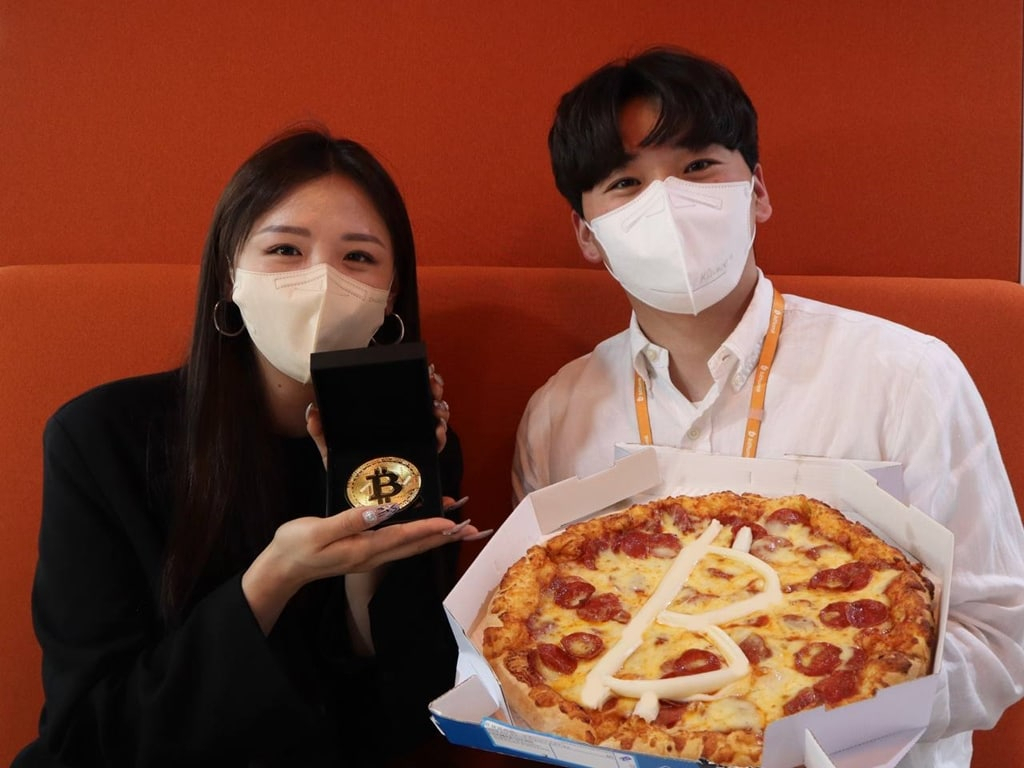 빗썸 직원들이 ‘2022 빗썸 피자데이’를 기념하고 있다. [빗썸]
