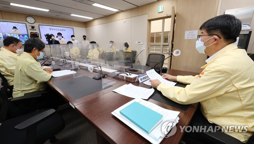 이기일 중앙재난안전대책본부 1총괄조정관(보건복지부 2차관, 오른쪽)이 지난 11일 오전 세종시 정부세종청사에서 열린 코로나19 대응 중앙재난안전대책본부 회의를 주재하고 있다. [연합]