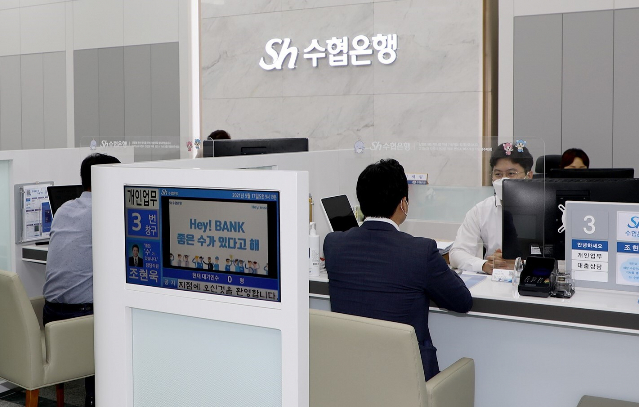 Sh수협은행은 19일부터 주택담보대출의 상환기간을 최장 40년까지 연장한다. 사진은 수협은행 고객창구.[Sh수협은행 제공]