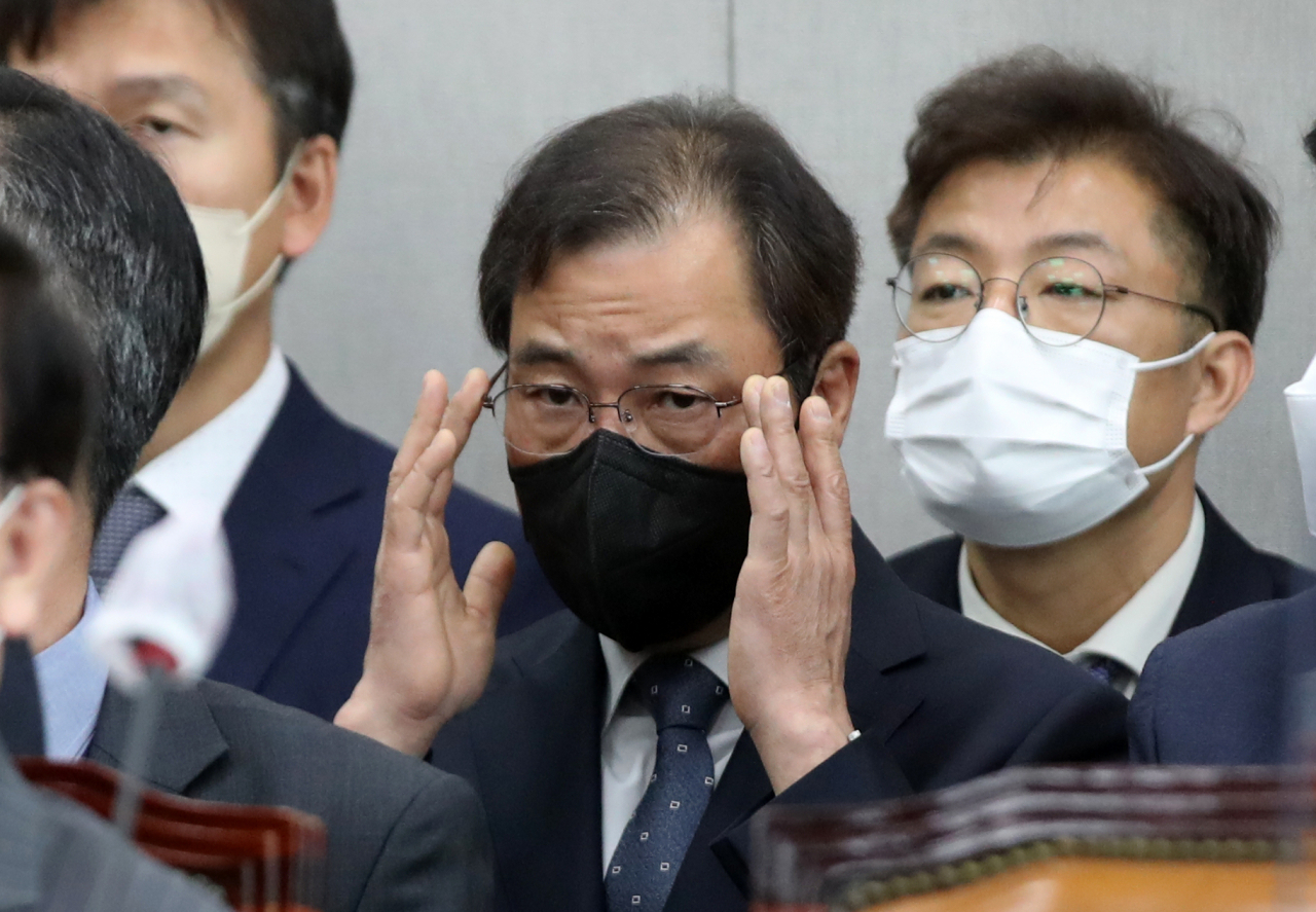 윤재순 대통령비서실 총무비서관이 17일 서울 여의도 국회에서 열린 운영위원회 전체회의에 출석해 자리에 앉아 있다. [연합]