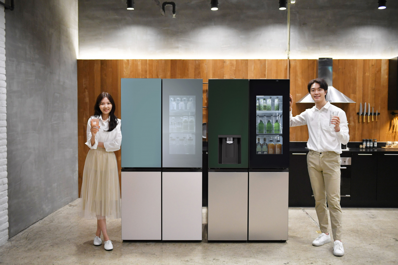 모델들이 'LG 디오스 오브제컬렉션 냉장고' 신제품과 크래프트 아이스 기능이 탑재된 LG 디오스 오브제컬렉션 얼음정수기 냉장고를 소개하고 있다.[LG전자 제공]