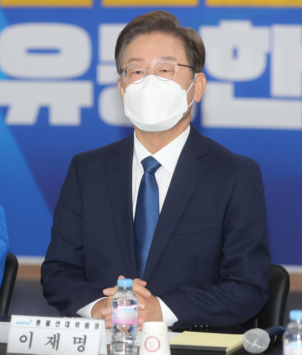 이재명 더불어민주당 선대위 총괄 상임선대위원장이 17일 전북 전주시 완산구 민주당 전북도당에서 내빈 소개를 듣고 있다. [연합]