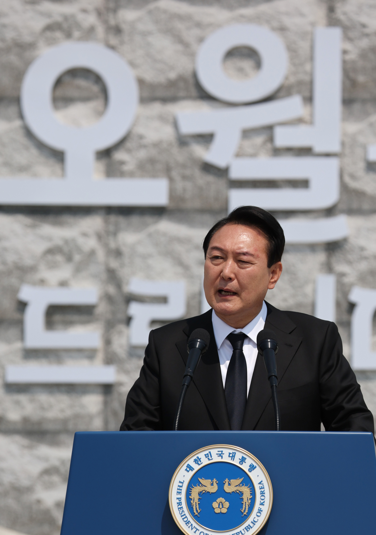 윤석열 대통령이 18일 오전 광주 북구 국립 5·18 민주묘지에서 열린 제42주년 5·18 광주민주화운동 기념식에서 기념사를 하고 있다. [연합]