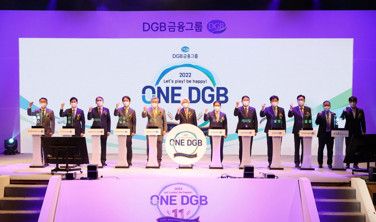DGB금융그룹은 17일 DGB대구은행 제2본점에서 ‘2022 Let’s Play! Be Happy! ONE DGB’ 컨셉으로 ‘창립 11주년 기념식 및 DGB온라인올림픽 대회’를 진행했다. 사진 왼쪽부터 권준희 하이투자파트너스 대표, 박정홍 하이자산운용 대표, 도만섭 DGB데이터시스템 대표, 최태곤 DGB신용정보 대표, 임성훈 대구은행장, 김태오 DGB금융그룹 회장, 김윤국 DGB유페이 대표, 김병희 DGB캐피탈 대표, 김성한 DGB생명 대표, 홍원식 하이투자증권 대표, 문경록·문호준 뉴지스탁 공동 대표.[DGB금융그룹 제공]