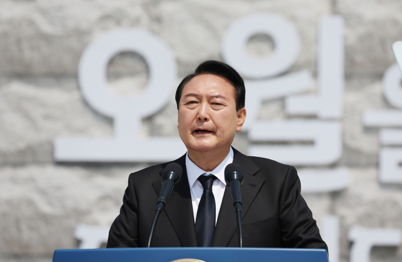 윤석열 대통령이 18일 오전 광주 북구 국립 5·18 민주묘지에서 열린 제42주년 5·18 광주민주화운동 기념식에서 기념사를 하고 있다. [연합]