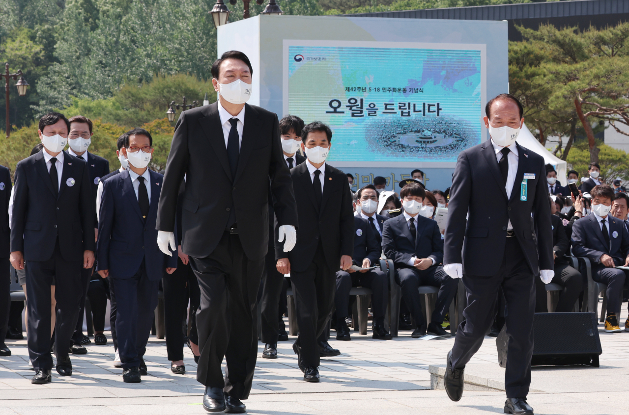 제42주년 5·18 광주민주화운동 기념일인 18일 오전 윤석열 대통령이 광주 북구 국립 5·18 민주묘지 추모탑 참배에 나서고 있다. [연합]