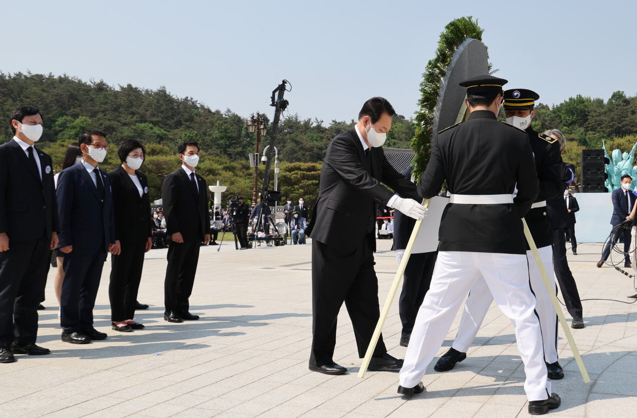 제42주년 5·18 광주민주화운동 기념일인 18일 오전 윤석열 대통령이 광주 북구 국립 5·18 민주묘지 추모탑에 헌화하고 있다. [연합]